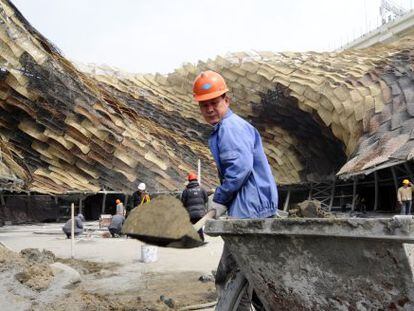 Operarios trabajando en la reconstrucci&oacute;n del Pabell&oacute;n de Espa&ntilde;a en Shanga&iacute;