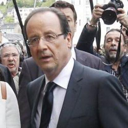 El candidato socialista a la Presidencia de Francia, François Hollande y su compañera, Valerie Trierweiler, salen de un colegio electoral tras votar durante la segunda vuelta de los comicios presidenciales galos.