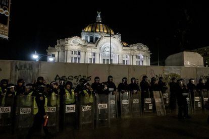 El cerco policiaco en el exterior del Palacio de Bellas Artes.