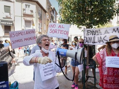 Comerciantes ambulantes del Rastro protestan en la plaza de Cascorro el pasado mes de julio