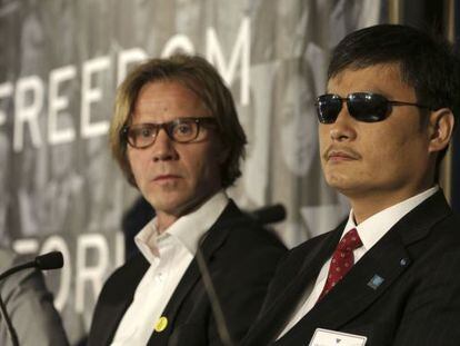 El secretario general de la secci&oacute;n noruega de Amnist&iacute;a Internacional, Jon Peder Egenaes (izquierda), y el activista chino defensor de los derechos humanos Chen Guangcheng, en el Oslo Freedom Forum.