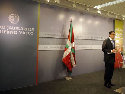 El &#039;lehendakari&#039;, Patxi L&oacute;pez, durante su comparecencia despu&eacute;s del Consejo de Gobierno, ayer en Vitoria.