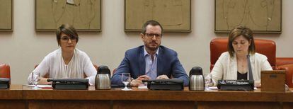 Javier Maroto, Pilar Cancela y Sara Cieira durante la reunión de la Comision de Igualdad sobre pacto Violencia Género.