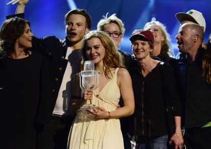 Emmelie de Forest, la representante de Dinamarca, muestra el trofeo tras ganar Eurovisi&oacute;n 2013 en Malm&ouml;.