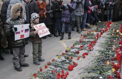 Dos niños sujetan cada uno una pancarta en una de las que se lee el lema "No soy un separatista, me llamo Misha", ayer en Donetsk.
