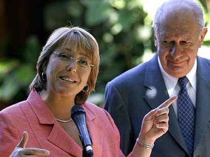 Michelle Bachelet, acompañada del presidente saliente, Ricardo Lagos, habla con los periodistas.