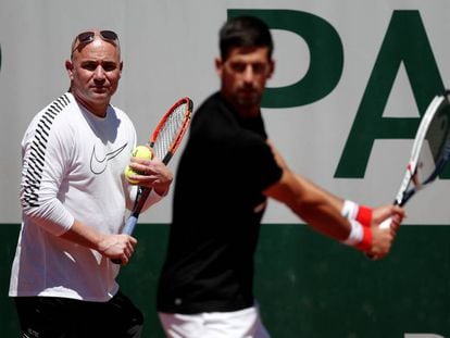 Agassi observa a su jugador, Novak Djokovic.