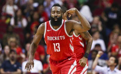 James Harden celebra uno de sus triples ante Utah.