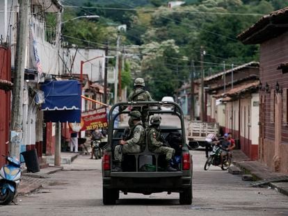 Soldados patrullan por las calles de San Miguel Totolapan, Guerrero, México, en octubre de 2022.