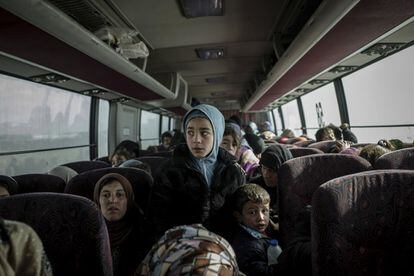 Ciudadanos iraquíes esperan en el interior de un autobús antes de ser enviados a un campamento para desplazados internos, cerca de Bartella (Irak).
