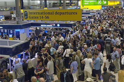 Miles de viajeros hace cola en el aeropuerto londinense de Heathrow.