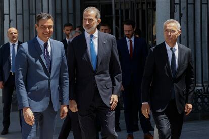 El secretario general de la OTAN, Jens Stoltenberg, el rey Felipe VI y el presidente del Gobierno, Pedro Sánchez, este lunes en Madrid.
