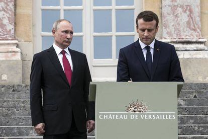 Emmanuel Macron (d) y su hom&oacute;logo de Rusia Vladimir Putin (i) el pasado  29 de mayo. 