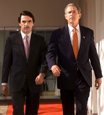 El presidednte de Estados Unidos, George W. Bush (d) y el del gobierno de España José María Aznar (i), fotografiados en la Casa Blanca, ambos mandatarios se entrevistaron durante un viaje de Aznar a Estados Unidos. Aznar afirmar respetar los juicios militares de Bush.