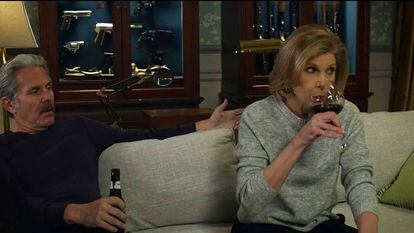 Christine Baransky y Gary Cole en el primer capítulo de la quinta temporada de 'The Good Fight'.