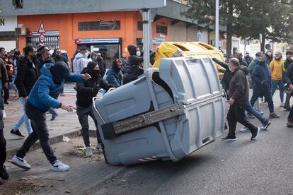 Trabajadores del metal poniendo contenedores en mitad de la calle para cortar el tráfico y evitar que la Policía pueda pasar, este viernes en Cádiz.