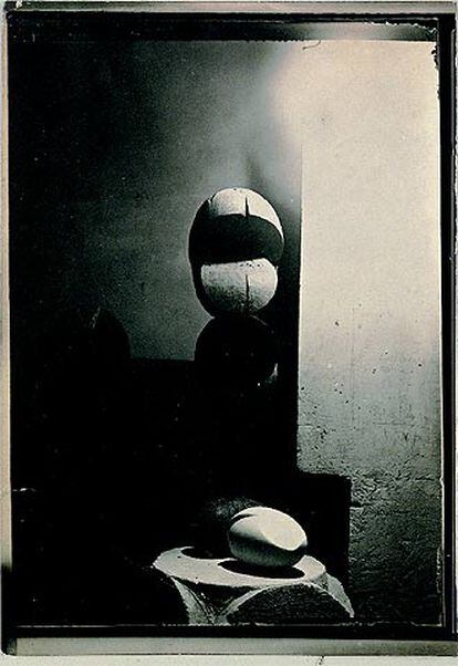 <i>Eva Roble</i> (1916- 1921) y <i>El recién nacido II<i> (mármol blanco, hacia 1916), de Brancusi.