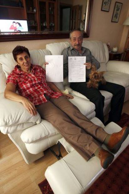 Felisa Tomico y Juan Antonio Panadero, que buscan a su bebé desaparecido en 1978, ayer en su domicilio en Madrid.