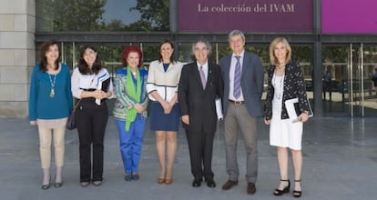 La consejera de cultura, María José Català (en el centro), con miembros del consejo rector del IVAM.