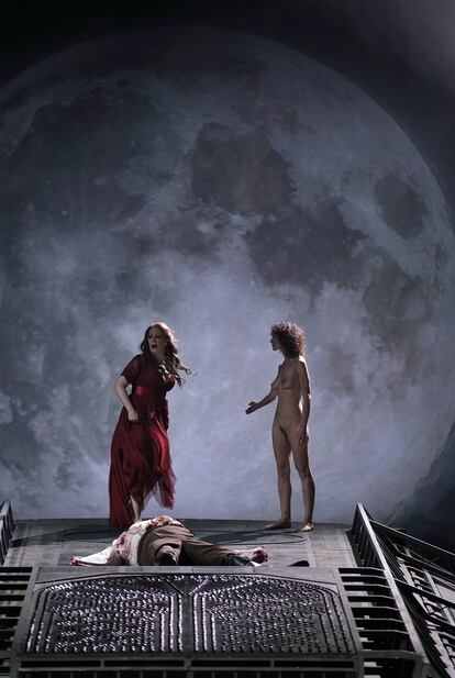 Tosca, before the corpse of Mario, before immolating himself by throwing himself into the void. Next to him, the woman who symbolizes the revolution.