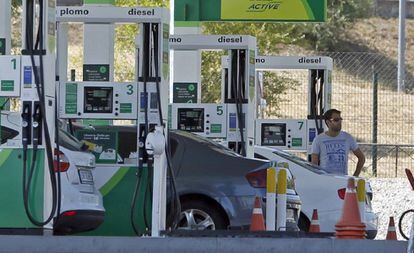 Un hombre reposta en una gasolinera