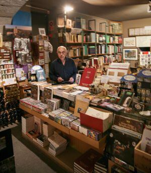 El librero Pedro Xicoiraen la librería Sefarad Certeza, en Girona.