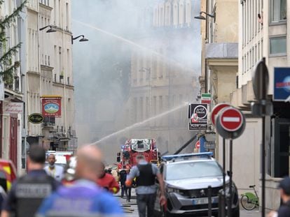 Algunos equipos de emergencia franceses trabajan en el incendio que tuvo lugar en el distrito V este miércoles en el centro de París.