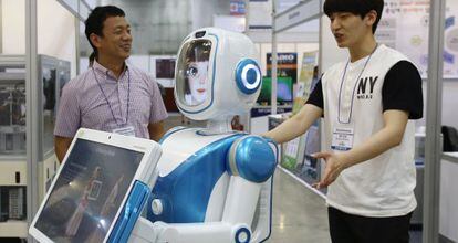 Un robot en una conferencia sobre rob&oacute;tica en Goyang, Corea del Sur.