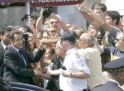 Nicolas Sarkozy saluda al público tras comer en un restaurante en la localidad vascofrancesa de San Juan de Luz.