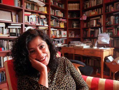 La escritora Almudena Grandes en su biblioteca de su casa de Madrid, en 1998.
