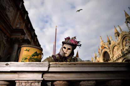 Una persona vestida con traje y máscara tradicional participa en el festival de Venecia (Italia).