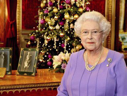 La reina Isabel II de Inglaterra tras grabar su discurso navideño en el Palacio de Buckingham, en Londres, este jueves. 
