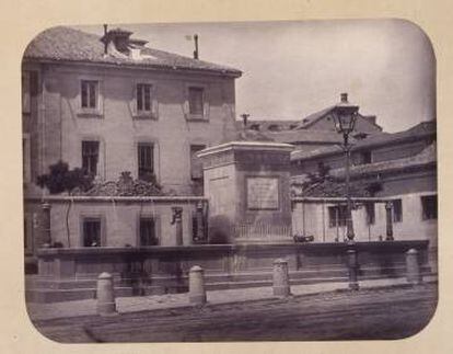 Fuente en la plaza de San Marcial, con el cuartel de San Gil al fondo, en 1864.