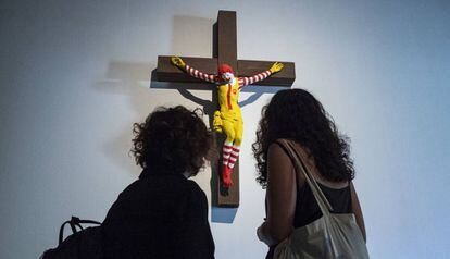 'McJesús', obra de Jani Leinonen amb un pallasso de McDonald’s crucifixat, a l'exposició de Lleida.