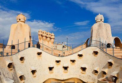 Siete edificios construidos por el arquitecto Antoni Gaudí en Barcelona o sus alrededores están en la lista del patrimonio mundial. Se trata de la Casa Batlló, Casa Vicens, el Palacio Güell, el Parque Güell, la Sagrada Familia, la Cripta de la Colonia Güell y la Casa Milà, en la foto.