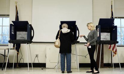 Una mujer votando en las primarias republicanas de Carolina del Sur