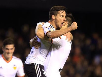 Piatti celebra su gol abrazando a Negredo.