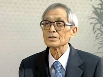 Hirotugu Akaike durante una entrevista tras recibir el Premio Kioto en 2006