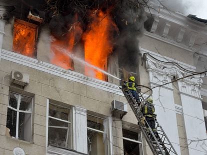 Incendio en un edificio de apartamentos en Járkov, este miércoles