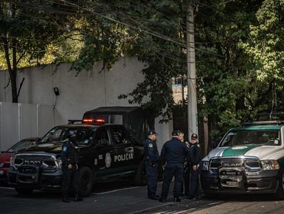 Miembros de la Secretaría de Seguridad Ciudadana de la Ciudad de México resguardan el domicilio del periodista mexicano, Ciro Gómez Leyva un día después del atentado.