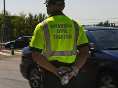 Un agente de tráfico de la Guardia Civil, en un control de alcoholemia.