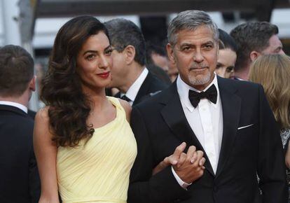 <strong>George Clooney:</strong> "Sí, en casa yo cocino un poco; mi mujer hace las reservas en el restaurante". El soltero de Hollywood por excelencia se casó en septiembre de 2014 en Venecia con la abogada Amal Alamuddin (ahora Amal Clooney). Y sí, prefieren cenar fuera de casa.