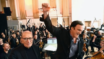 Tarantino levanta el puño junto al compositor Ennio Morricone durante la grabación de la banda sonora de la nueva película del primero.
