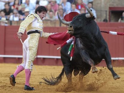 El torero Juan del &Aacute;lamo en la faena con la muleta a su segundo toro.