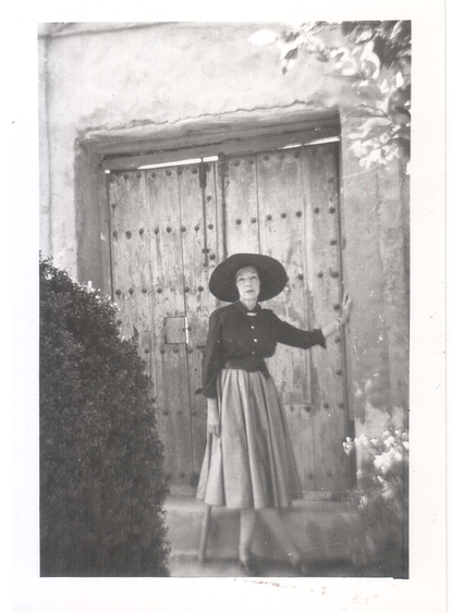 Gamel Woolsey, at the door of the garden of his house in Churriana (Málaga), in the fifties. 