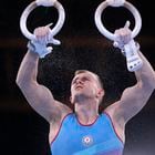 Ivan Tikhonov, de Azerbaiyán, se presenta en los anillos durante las calificaciones de gimnasia artística masculina en los Juegos Olímpicos de Verano de 2020, el sábado 24 de julio de 2021 en Tokio.  (Foto AP / Gregory Bull)