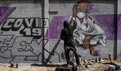 Un miembro del colectivo de graffiti senegalés RBS CREW pinta murales informativos para que los ciudadanos que no saben leer sepan cómo detener la propagación del coronavirus.