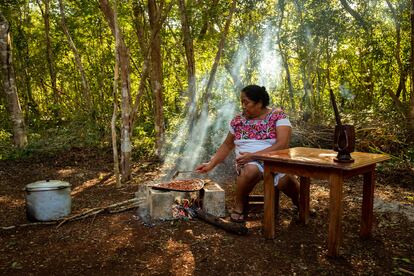 Leonila Nahuat Tun tuesta las semillas de cacao para la celebración del día de los muertos en la comunidad Xocén, en Yucatán (México), en 2021.