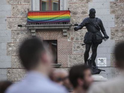 Bandera gay colocada en la plaza de la Villa.