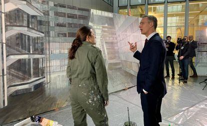 El secretario general de la OTAN, Jens Stoltenberg, charla con la artista Bea Sarrias, en la sede de la alianza en Bruselas.